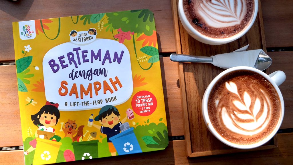 buku berteman dengan sampah dan dua cangkir latte