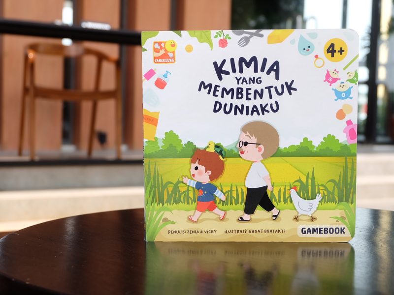 tampak depan buku gamebook kimia yang membentuk duniaku